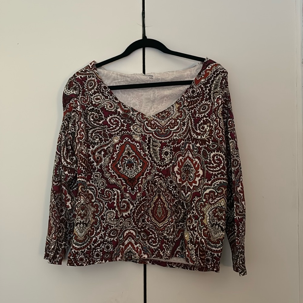 •XL patterned long sleeve v-neck